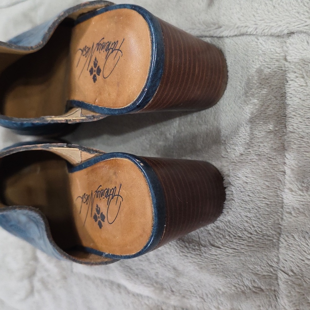 Patricia Nash Women's Heeled Clogs Teal/Black  Leather? Embossed Sz 7.5 GUC READ - Picture 4 of 12